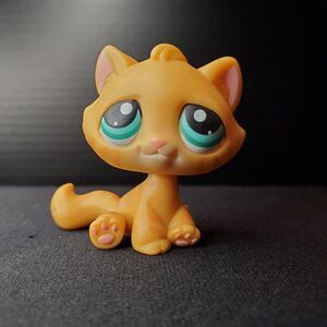 LPS Littlest Pet Shop 2005 Kitty Cat #300 Orange Stripes Blue Eyes Red Magnet